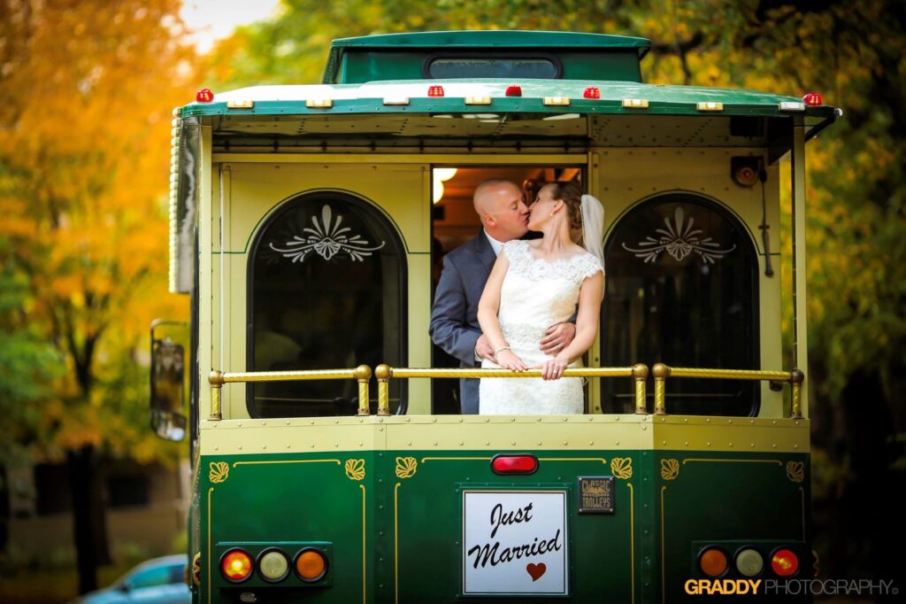 Renees_Limousines_wedding_trolleys_minneapolis_stpaul_MN_Graddy-Photography_2000x1333-1-1024×682
